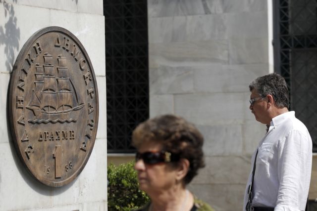 Σενάριο για πιθανή ελληνική ευρω-έξοδο «αποκαλύπτει» Επίτροπος, διαψεύδει η Κομισιόν